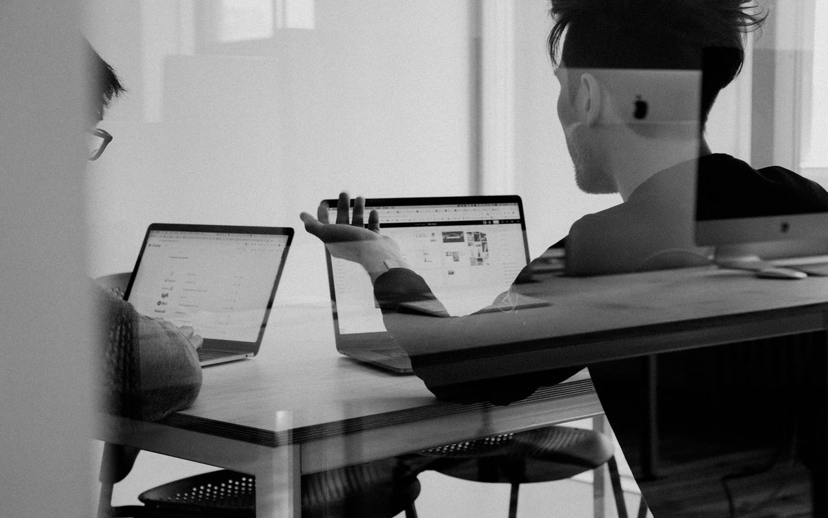 团队分析每日业务洞察 | Team analyzing daily business insights